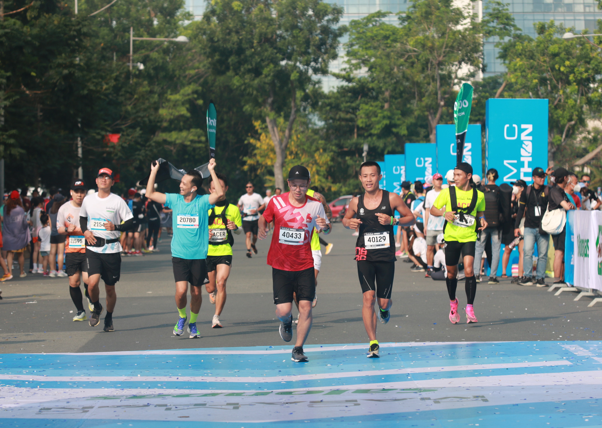 Huy chương mạ v&agrave;ng cho nh&agrave; v&ocirc; địch HCMC Marathon 2022 - Ảnh 4.