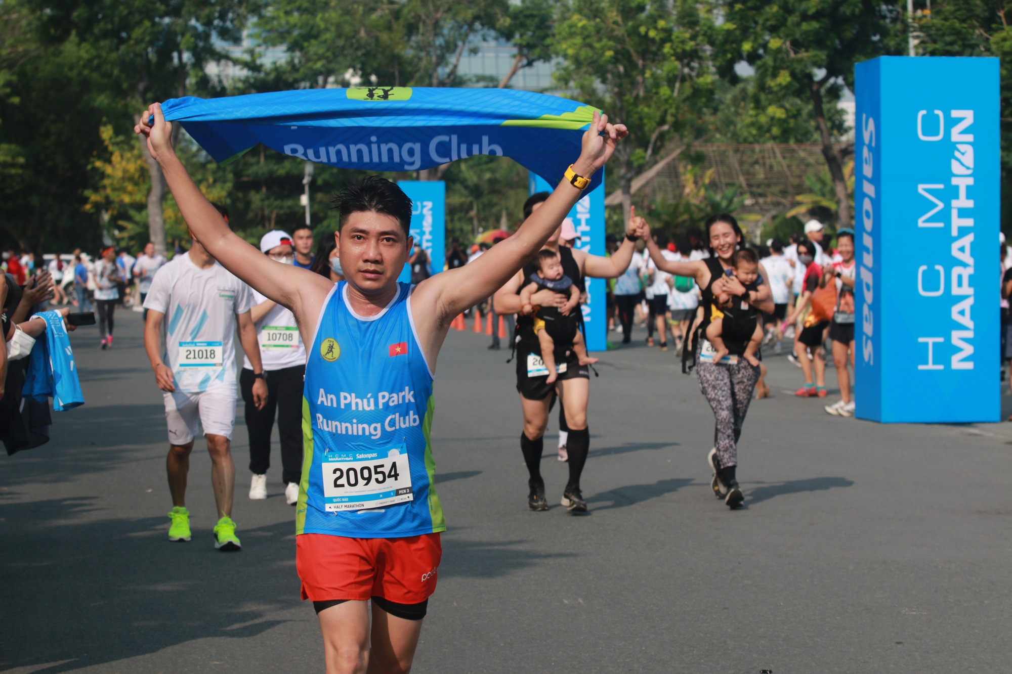 Huy chương mạ v&agrave;ng cho nh&agrave; v&ocirc; địch HCMC Marathon 2022 - Ảnh 6.