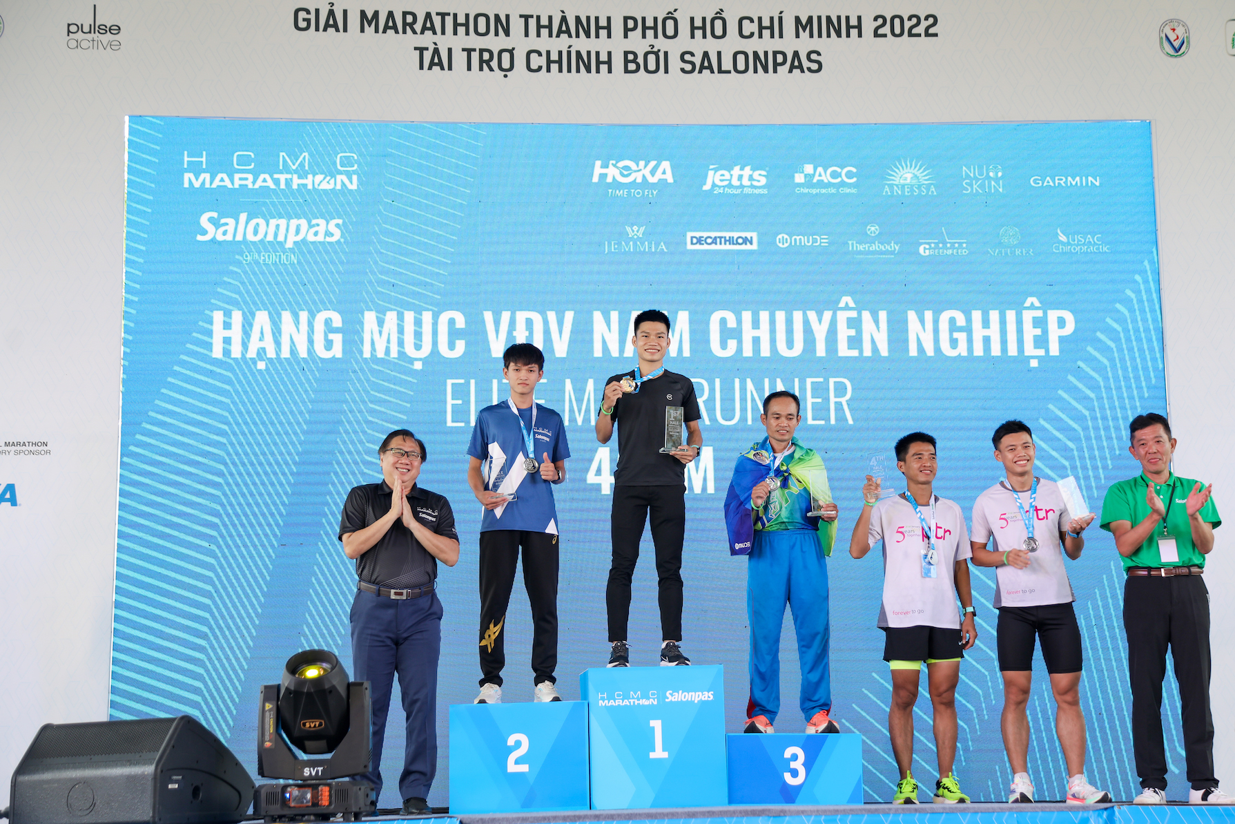 Huy chương mạ v&agrave;ng cho nh&agrave; v&ocirc; địch HCMC Marathon 2022 - Ảnh 11.