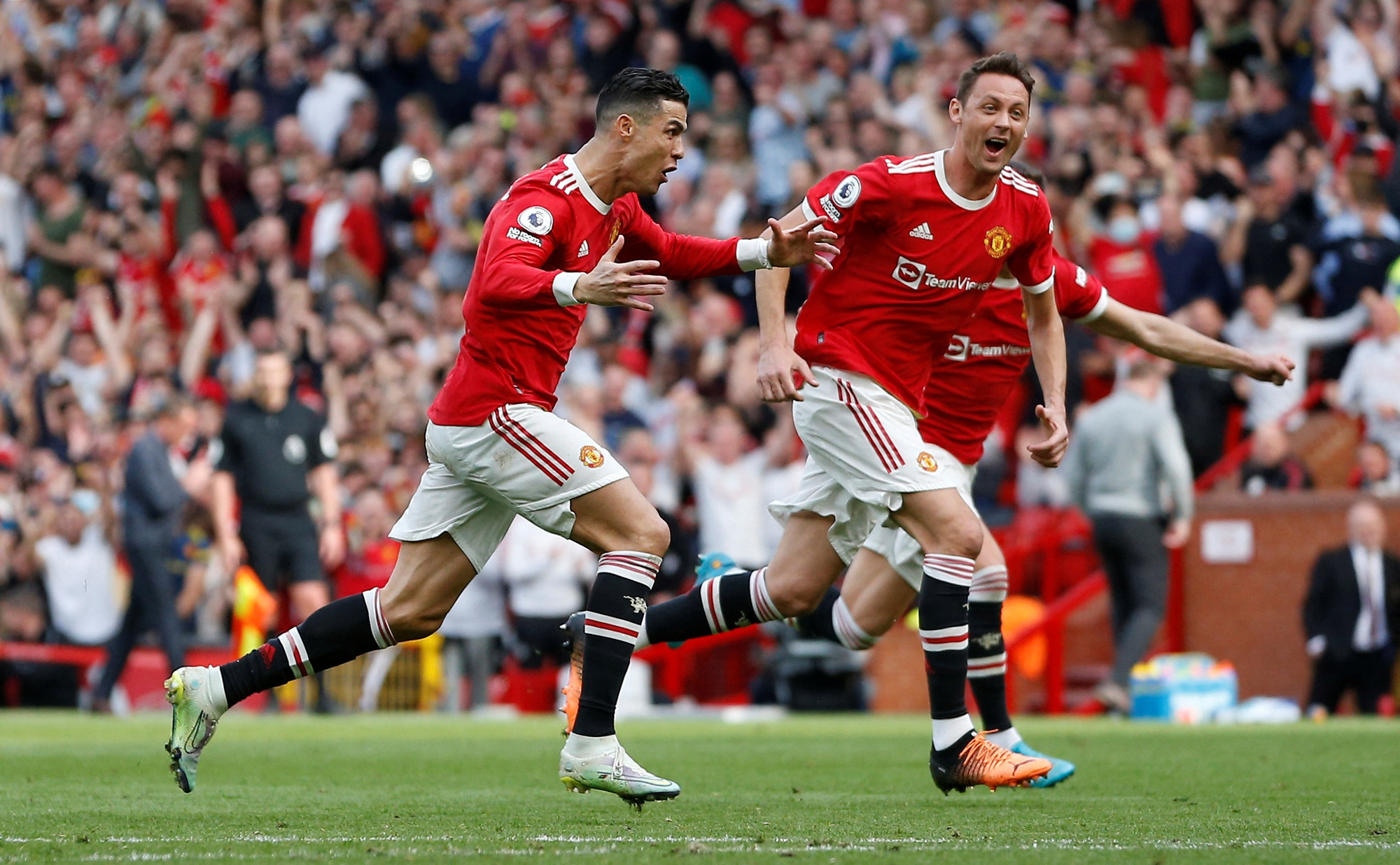 Cú hat-trick thứ 60 của Ronaldo đưa Man United trở lại đường đua