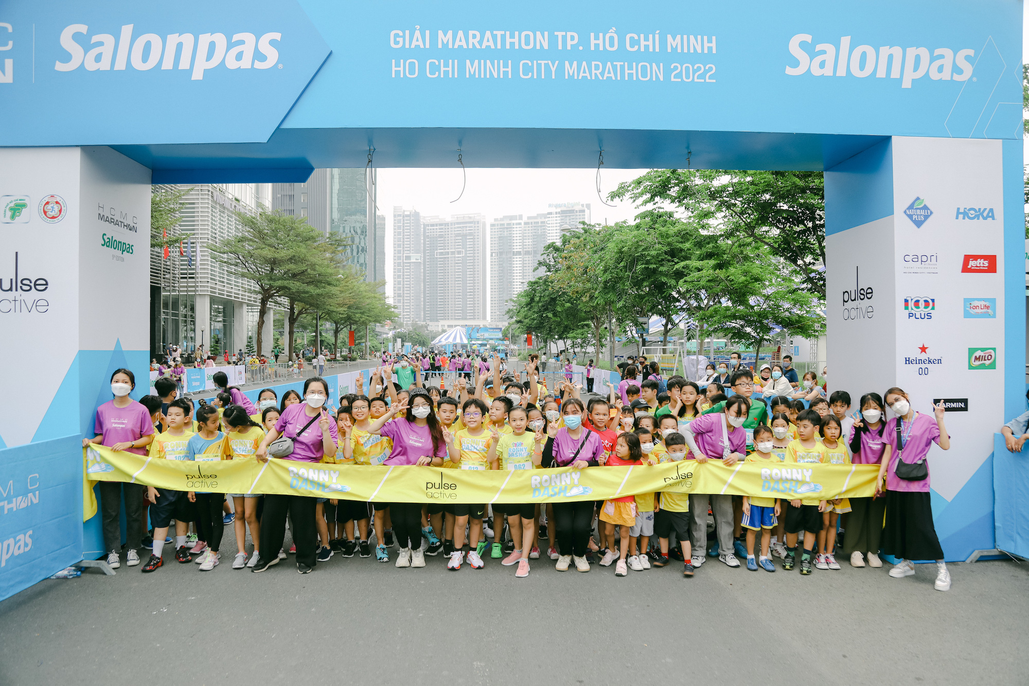 Huy chương mạ v&agrave;ng cho nh&agrave; v&ocirc; địch HCMC Marathon 2022 - Ảnh 2.
