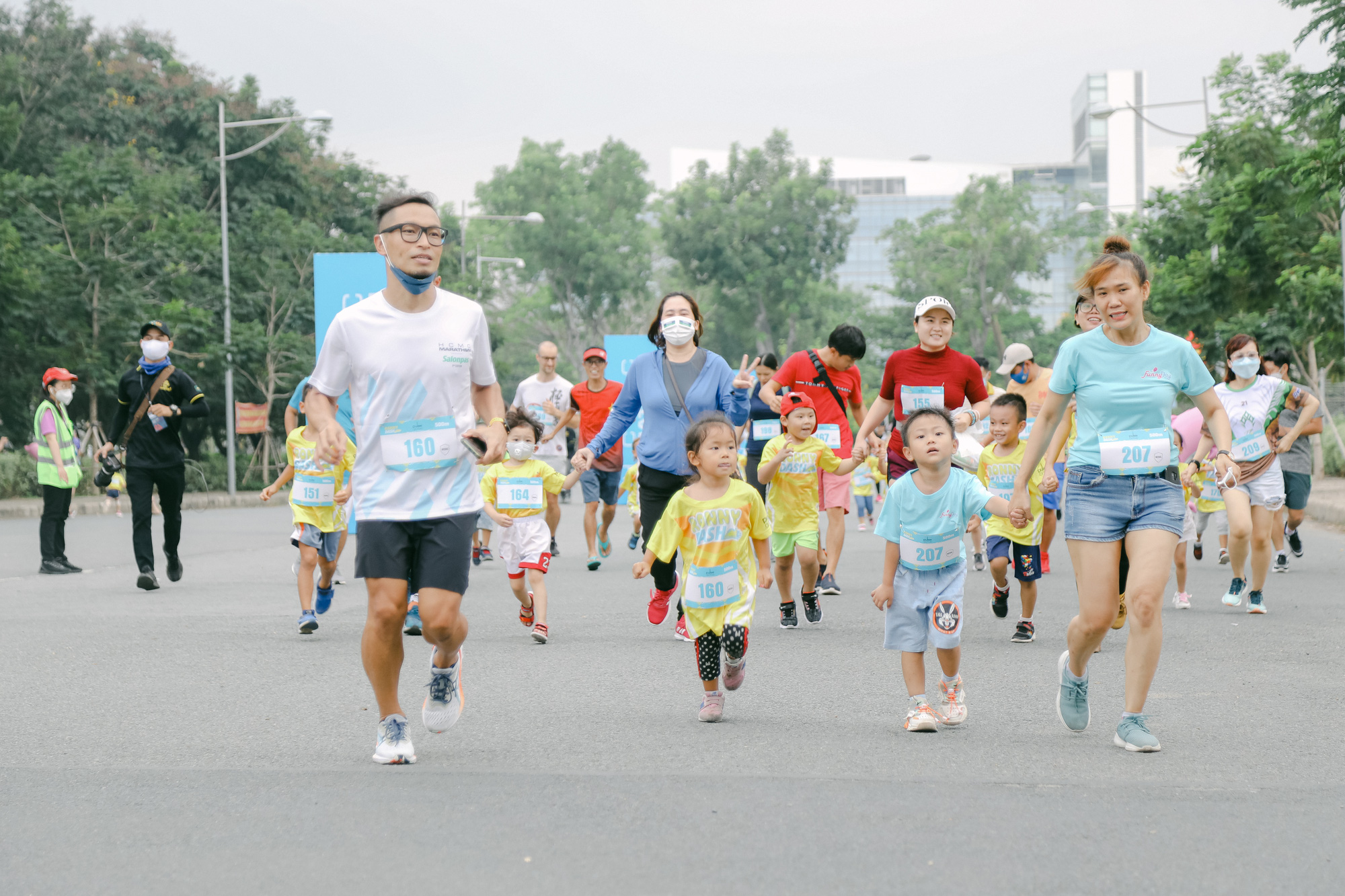 Huy chương mạ v&agrave;ng cho nh&agrave; v&ocirc; địch HCMC Marathon 2022 - Ảnh 3.