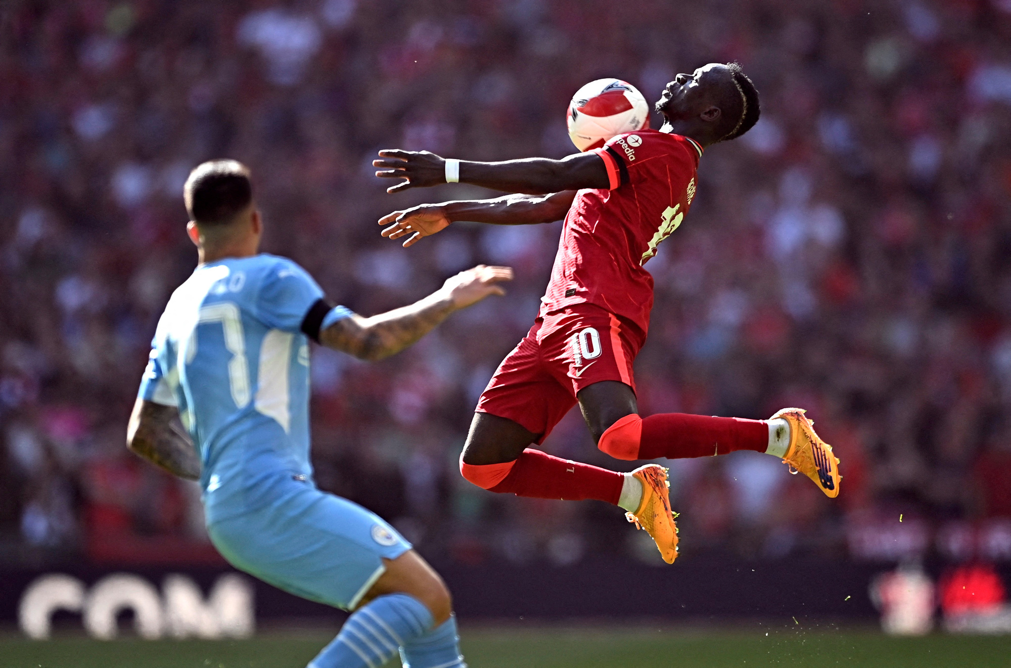 Rượt đuổi th&oacute;t tim ở b&aacute;n kết FA Cup, Man City trắng tay trước Liverpool - Ảnh 1.