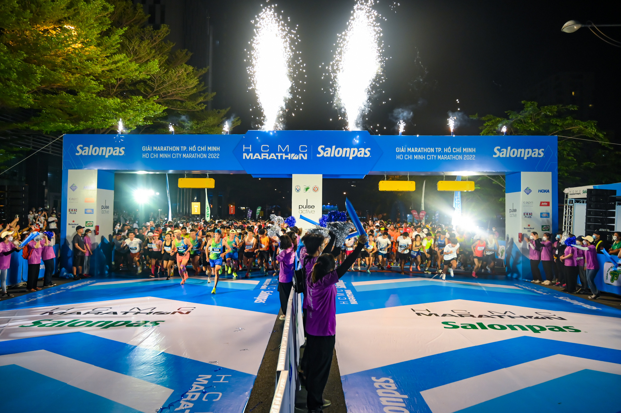Huy chương mạ v&agrave;ng cho nh&agrave; v&ocirc; địch HCMC Marathon 2022 - Ảnh 1.