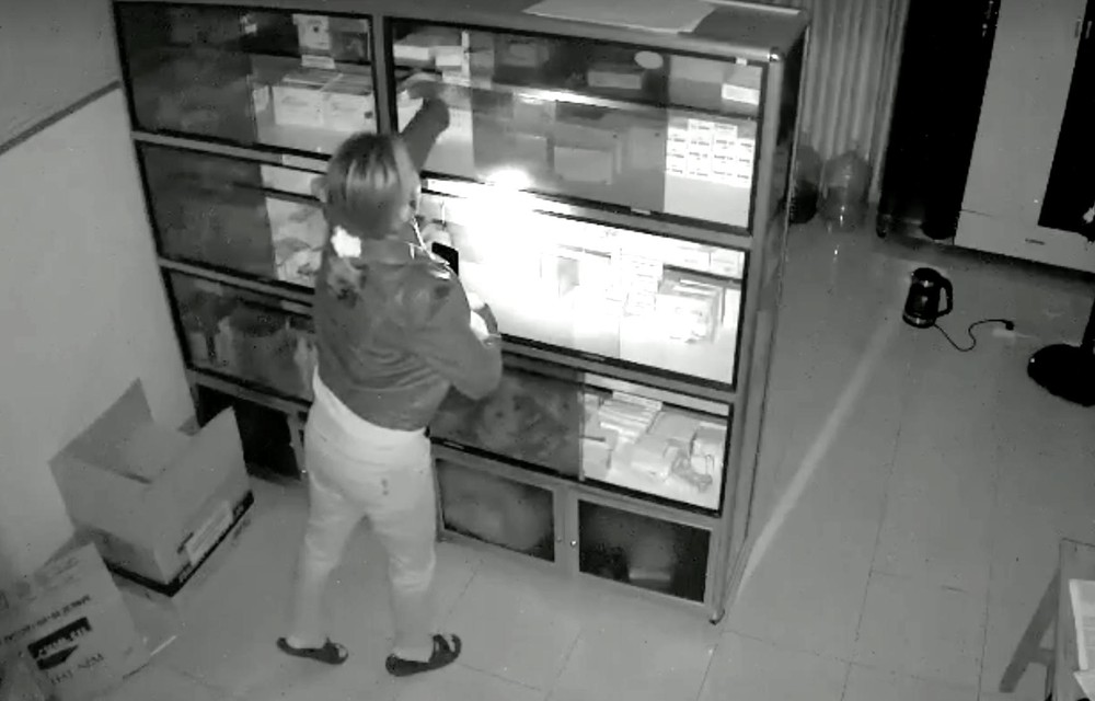 Camera ghi lại hình ảnh Trạm trưởng y tế lén lấy thuốc đem ra ngoài bán
