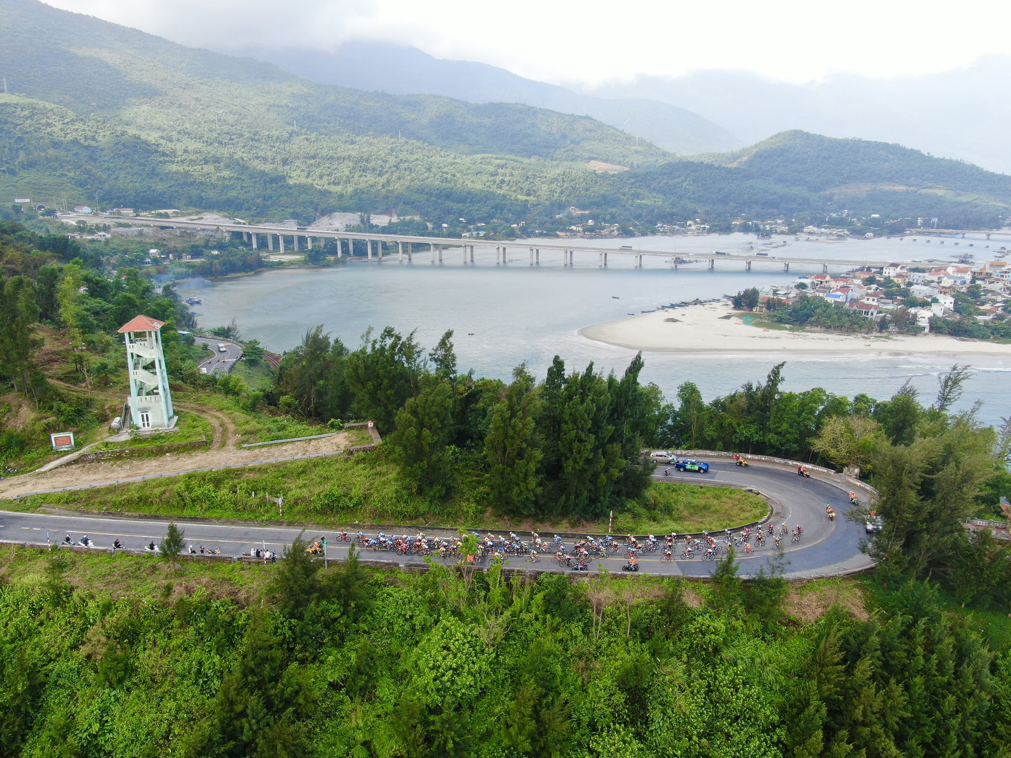 Cúp xe đạp Truyền hình TP HCM 2022: Igor Frolov chiếm Áo vàng và đỏ - Ảnh 1.