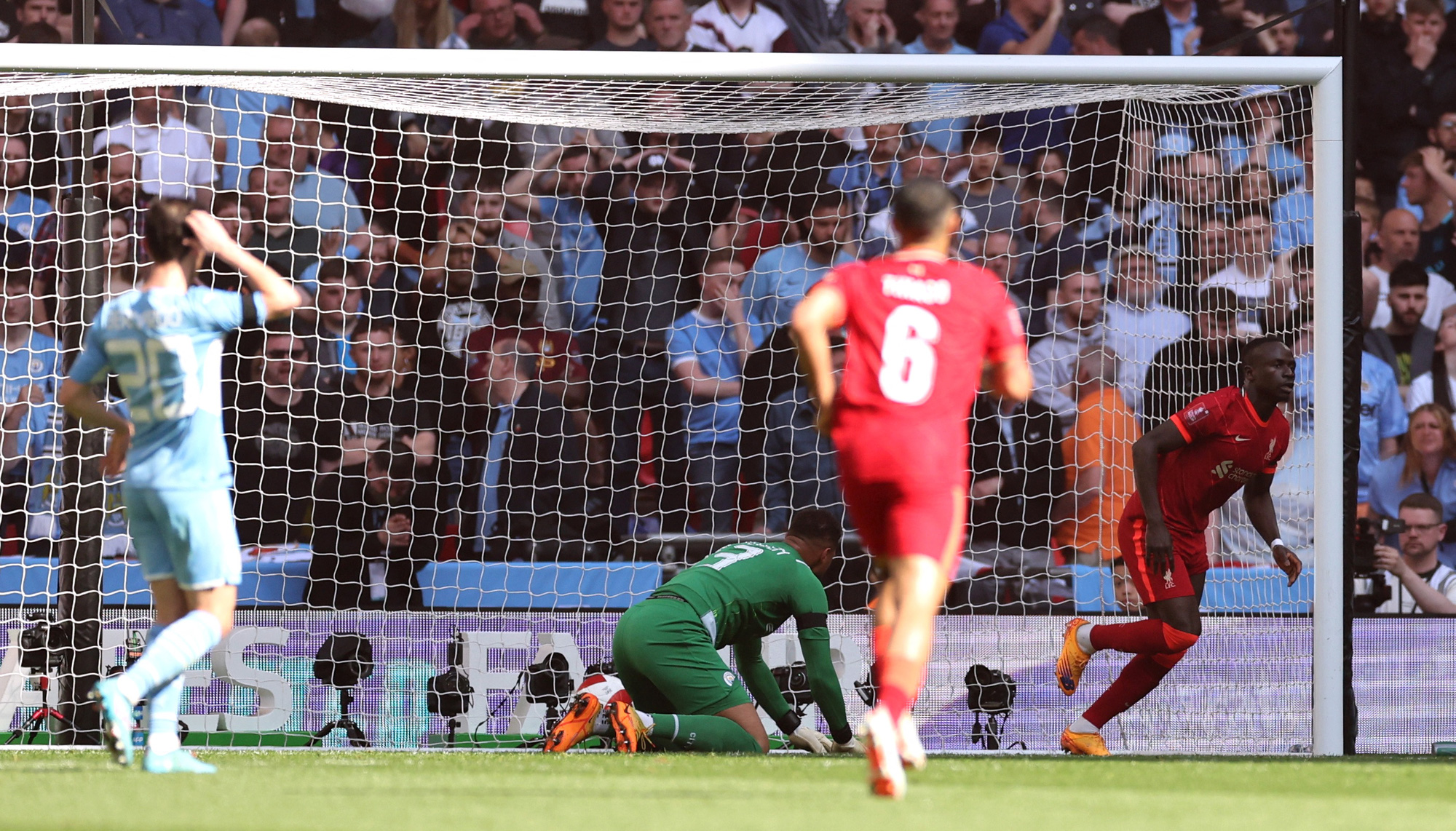 Rượt đuổi th&oacute;t tim ở b&aacute;n kết FA Cup, Man City trắng tay trước Liverpool - Ảnh 4.