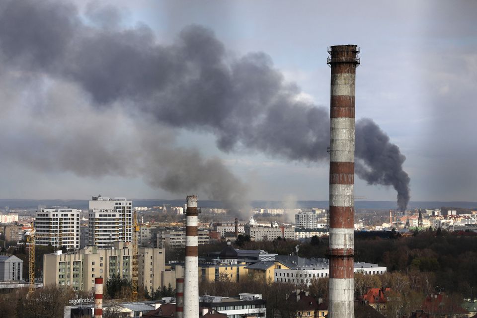 Khủng hoảng Ukraine: H&agrave;ng trăm ng&agrave;n lao động Nga bị &ldquo;vạ l&acirc;y&rdquo; - Ảnh 2.