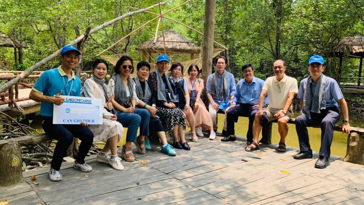 Tổ chức tour đi Cần Giờ, Củ Chi cho đo&agrave;n kh&aacute;ch quốc tế tham dự Diễn đ&agrave;n Kinh tế TP HCM - Ảnh 3.