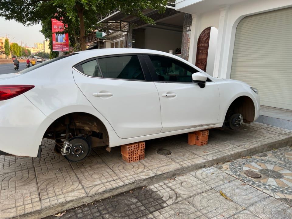 Hy hữu ô tô bị trộm tháo sạch 4 bánh