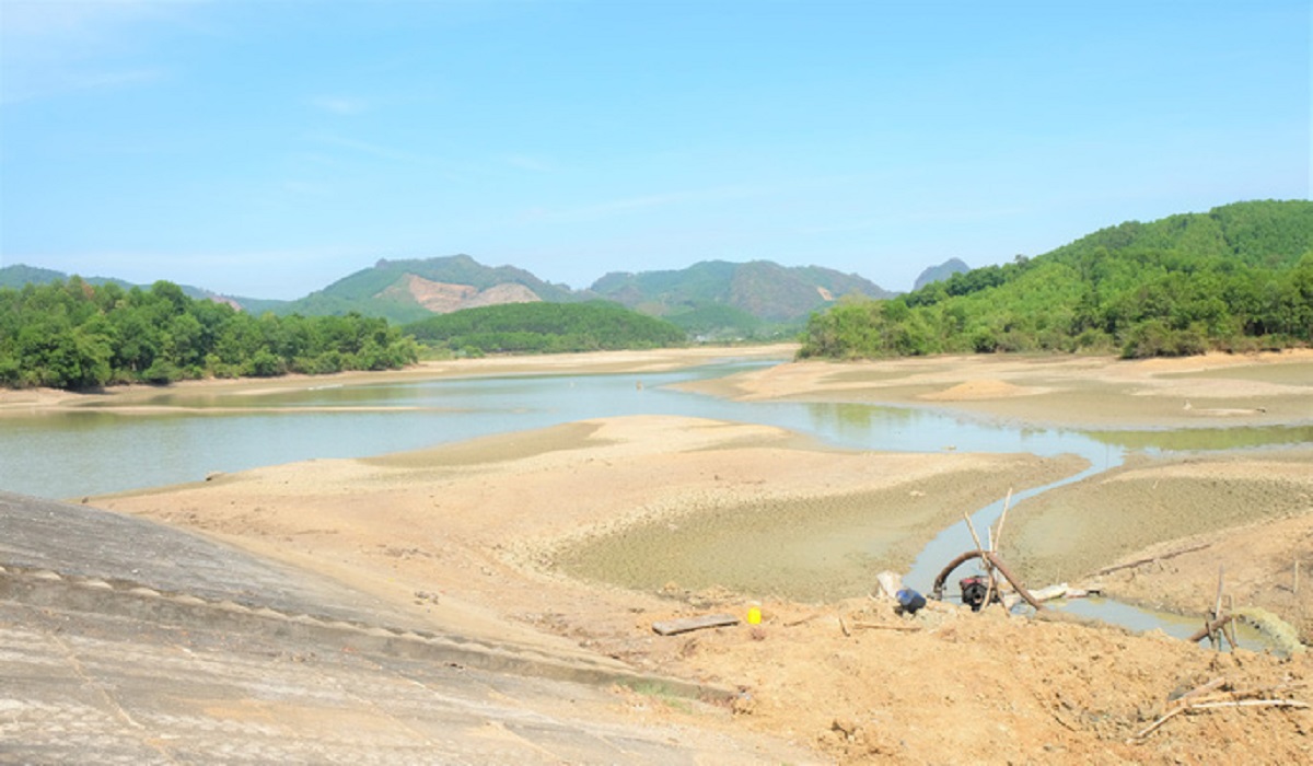 Thanh H&oacute;a dừng dự &aacute;n nạo v&eacute;t l&ograve;ng hồ nhiều tai tiếng - Ảnh 1.