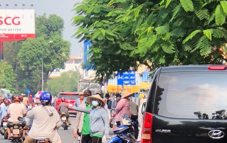 Cần chấm dứt nạn chèo kéo, "vẫy khách" trên đường