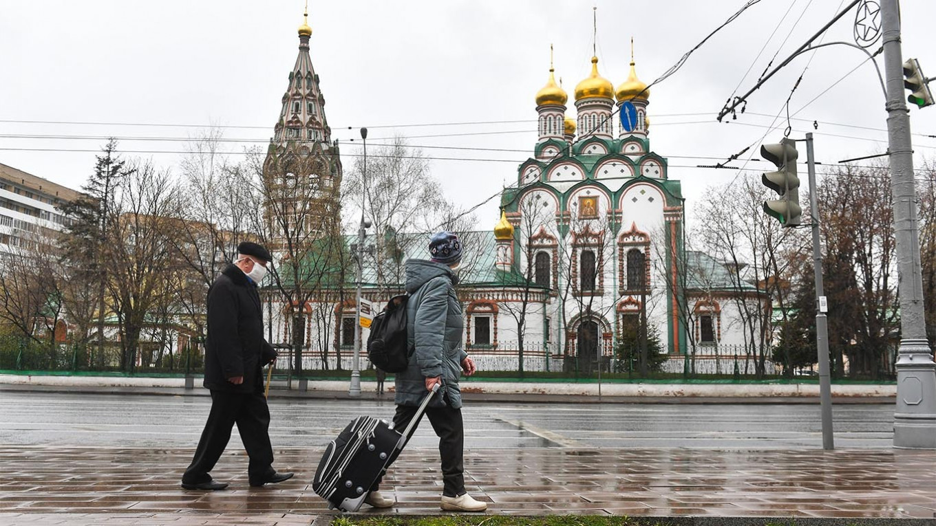 Khủng hoảng Ukraine: H&agrave;ng trăm ng&agrave;n lao động Nga bị &ldquo;vạ l&acirc;y&rdquo; - Ảnh 1.