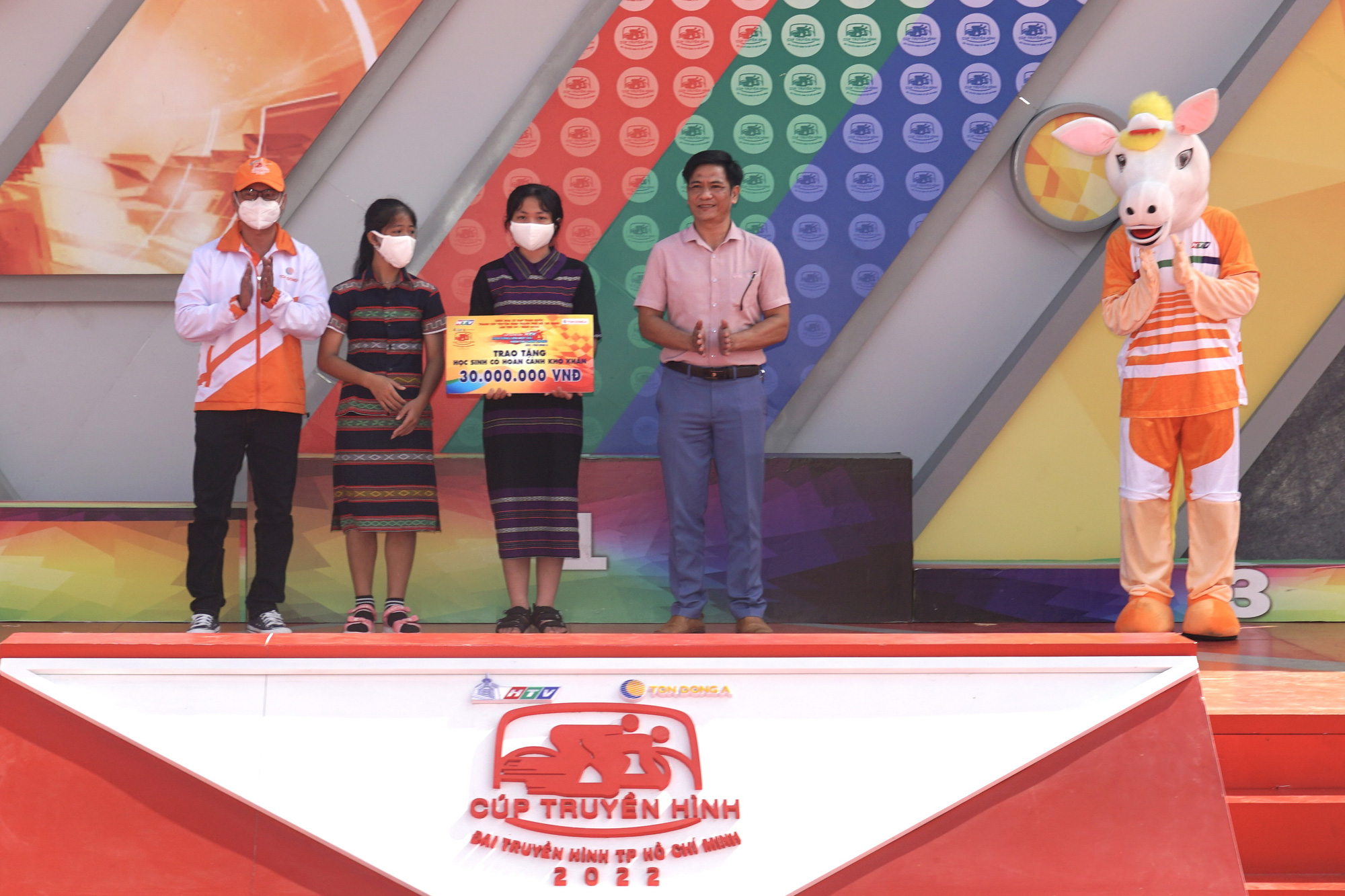 Tấn Ho&agrave;i, Nguyệt Minh lại ng&atilde;, &Aacute;o xanh về tay Tuấn Kiệt - Ảnh 4.