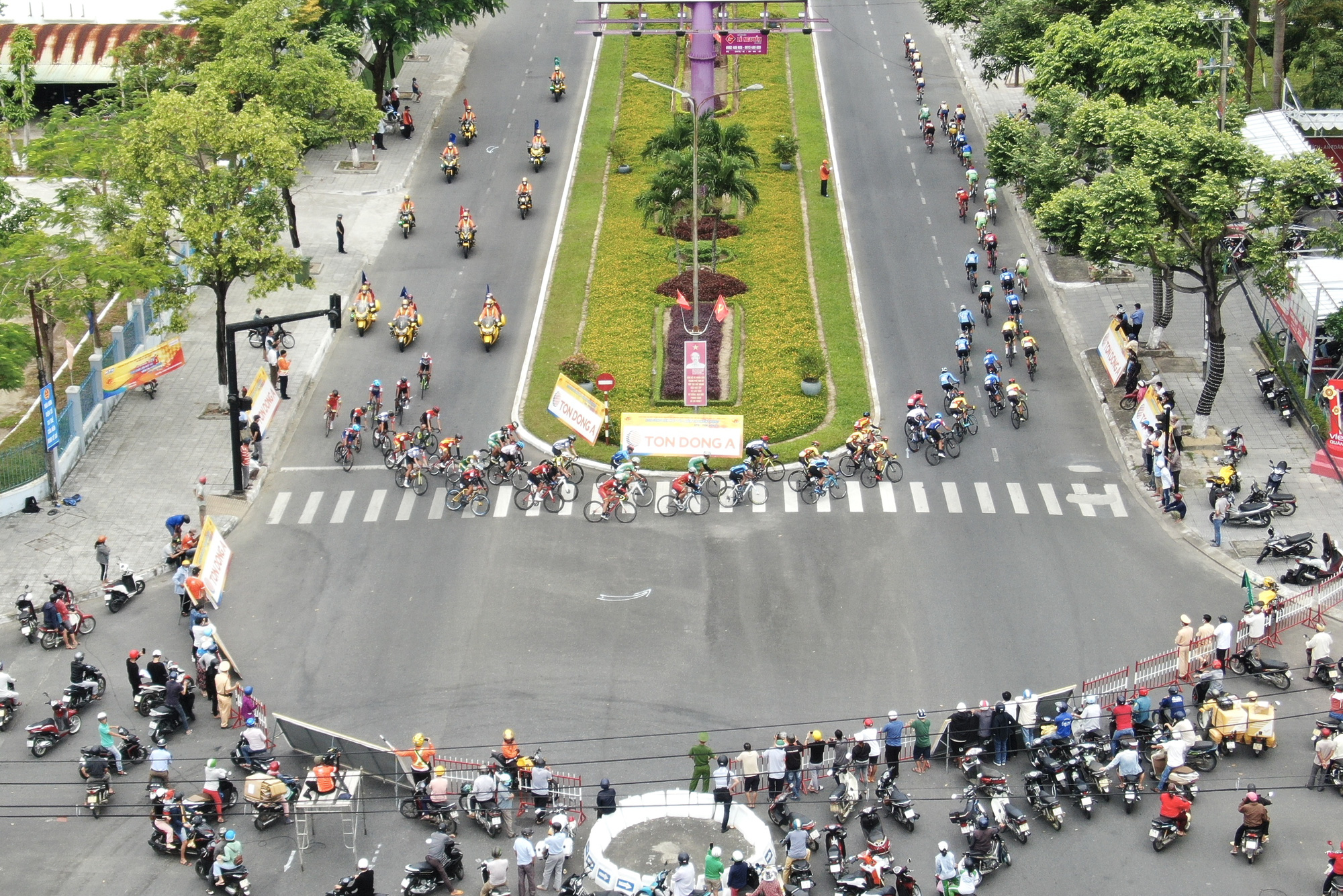 Tấn Ho&agrave;i, Nguyệt Minh lại ng&atilde;, &Aacute;o xanh về tay Tuấn Kiệt - Ảnh 2.