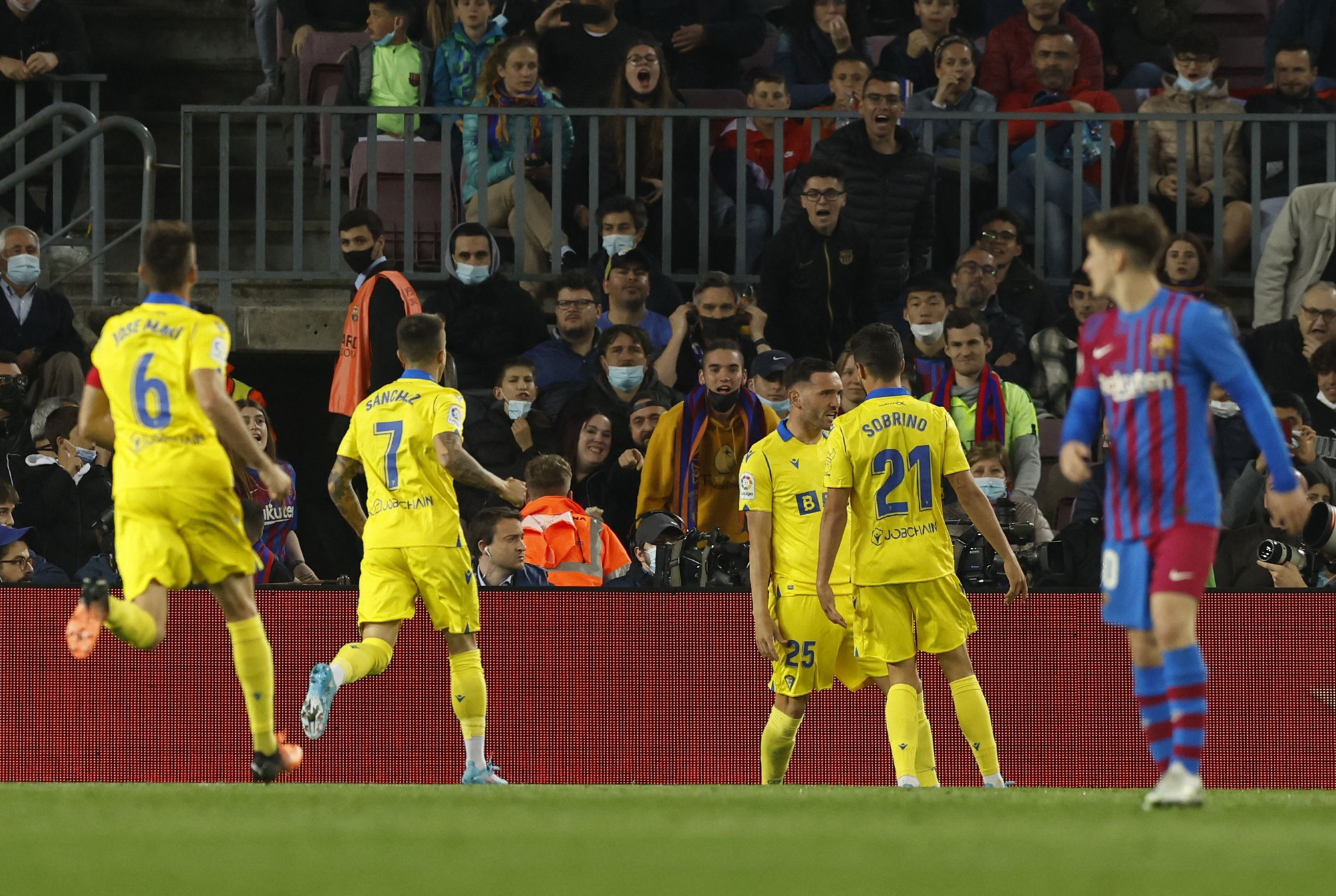 Thua thảm s&acirc;n nh&agrave;, Barcelona ch&iacute;nh thức bu&ocirc;ng ng&ocirc;i v&ocirc; địch La Liga - Ảnh 4.