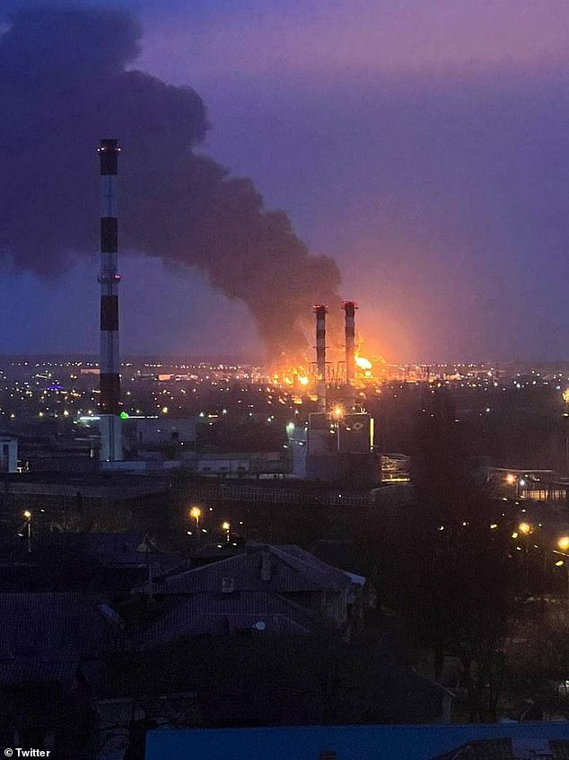 Ukraine phủ nhận tấn c&ocirc;ng kho dầu Nga - Ảnh 1.