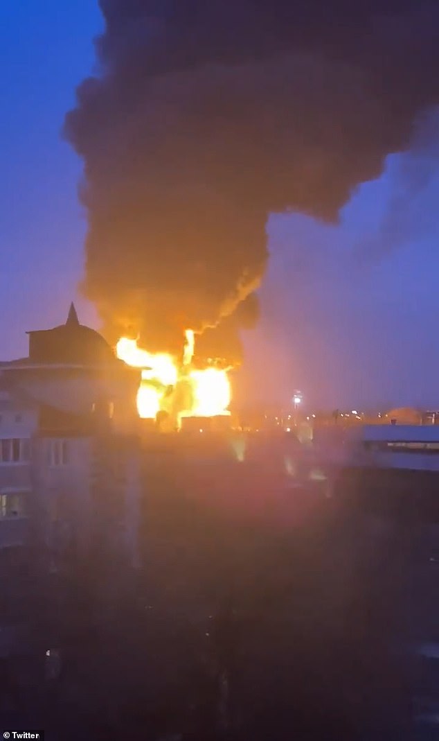 Ukraine phủ nhận tấn c&ocirc;ng kho dầu Nga - Ảnh 2.