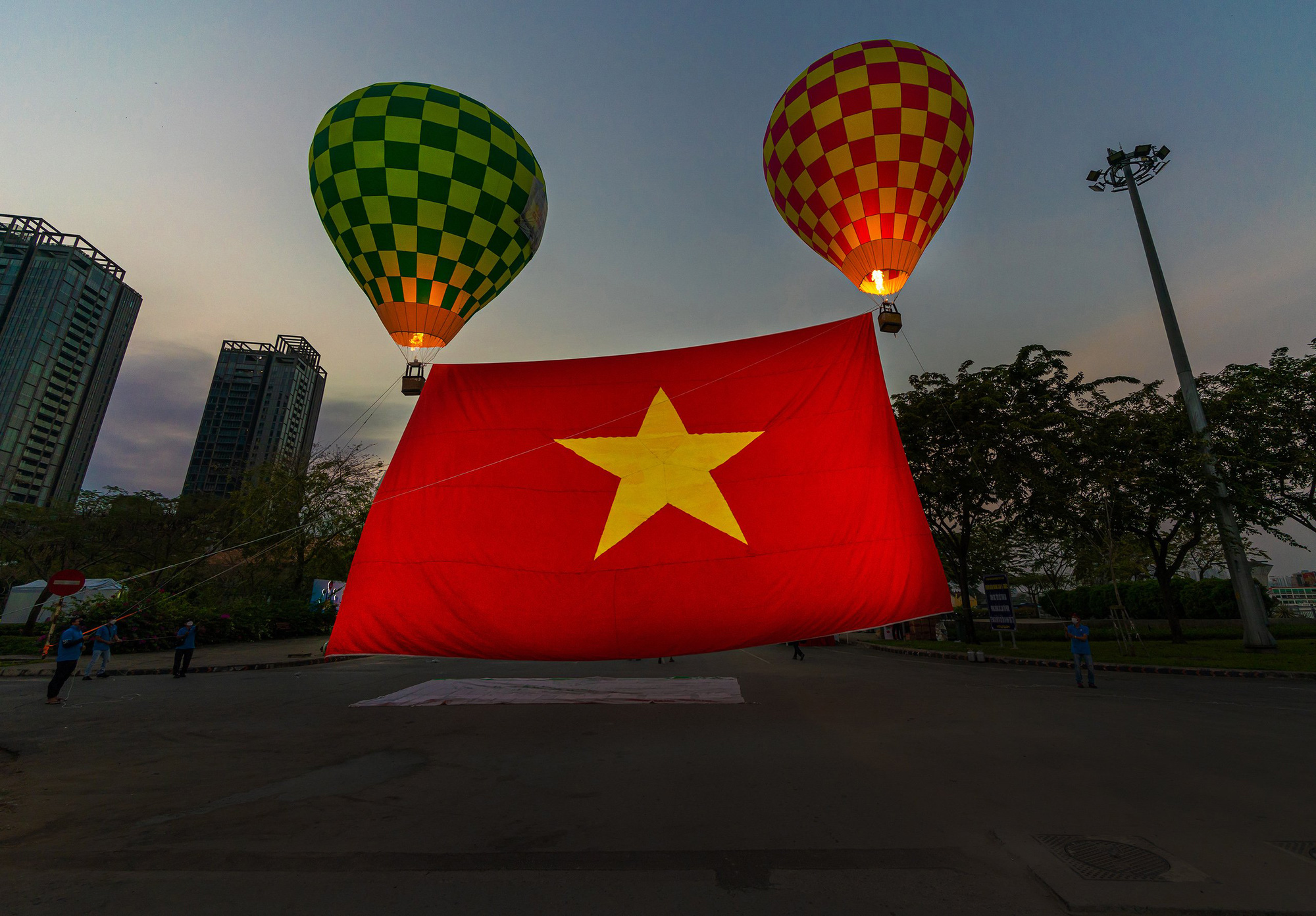 Cuộc thi Thiêng liêng cờ Tổ quốc: Sắc màu mến yêu - Ảnh 1.