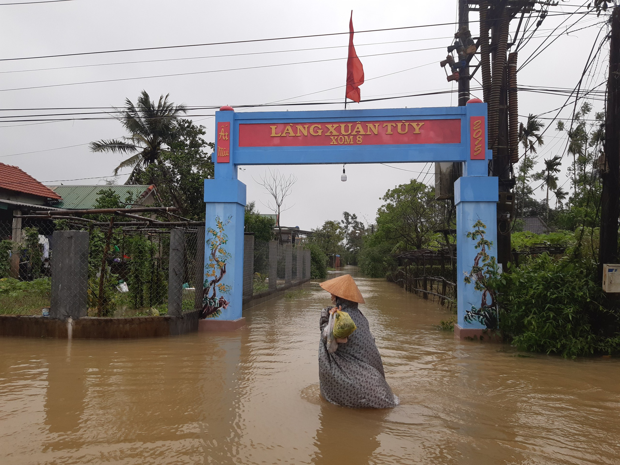 Thừa Thiên - Huế: Giao thông chia cắt, nông dân nguy cơ trắng tay vì mưa lũ trái mùa
