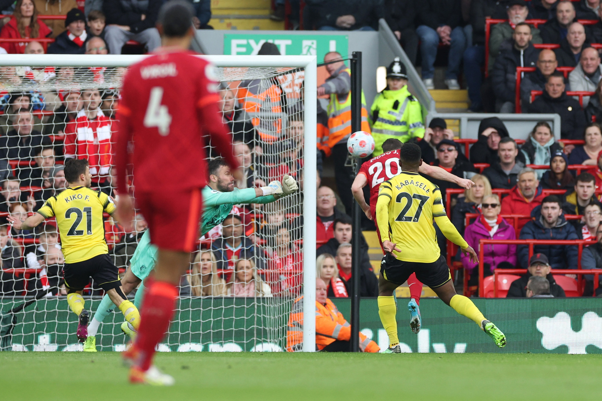 Thắng nh&agrave;n nh&atilde; Watford, Liverpool chiếm ng&ocirc;i đầu Ngoại hạng Anh - Ảnh 3.