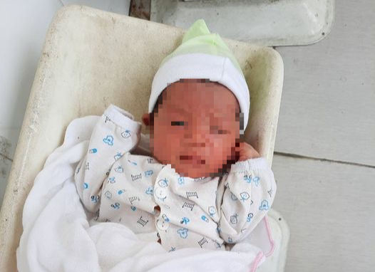 Nam công nhân phát hiện bé sơ sinh bị bỏ rơi bên đường