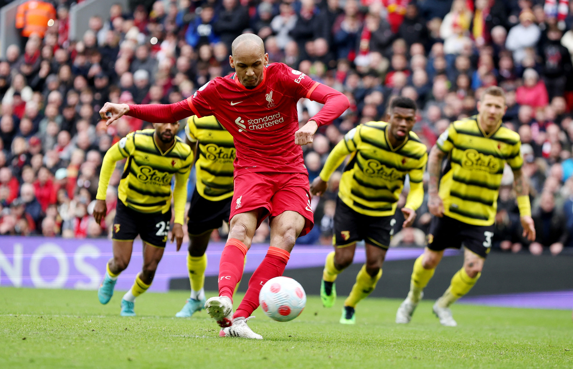 Thắng nh&agrave;n nh&atilde; Watford, Liverpool chiếm ng&ocirc;i đầu Ngoại hạng Anh - Ảnh 5.