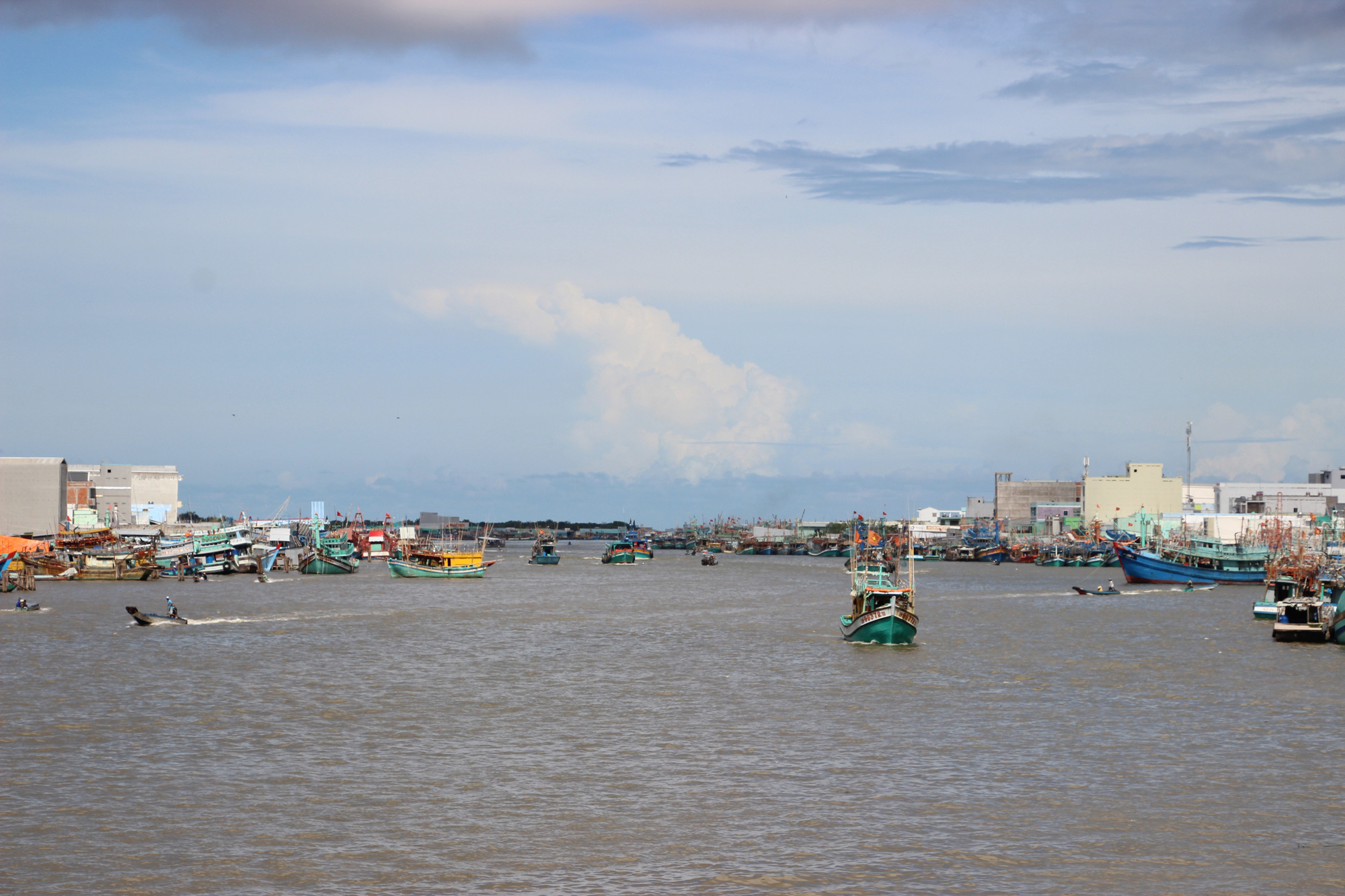 Cà Mau nghiêm cấm tàu cá chở khách du lịch - Ảnh 1.