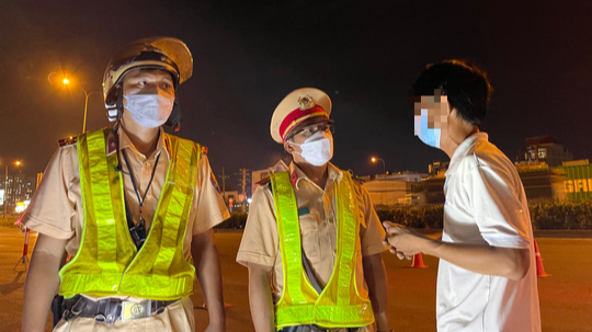 Bị CSGT kiểm tra nồng độ cồn, người vi phạm: “100 triệu đồng cũng đóng nhưng sếp phải chứng minh”