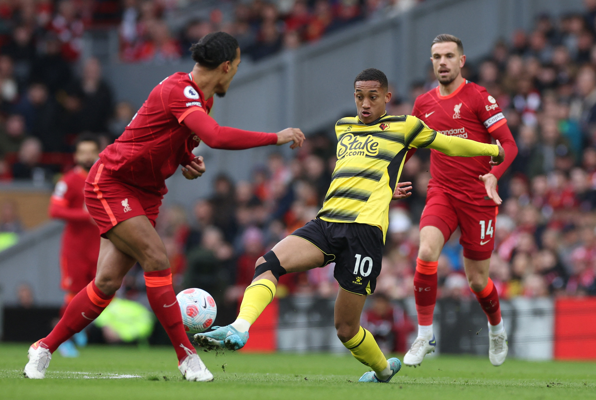 Thắng nh&agrave;n nh&atilde; Watford, Liverpool chiếm ng&ocirc;i đầu Ngoại hạng Anh - Ảnh 4.