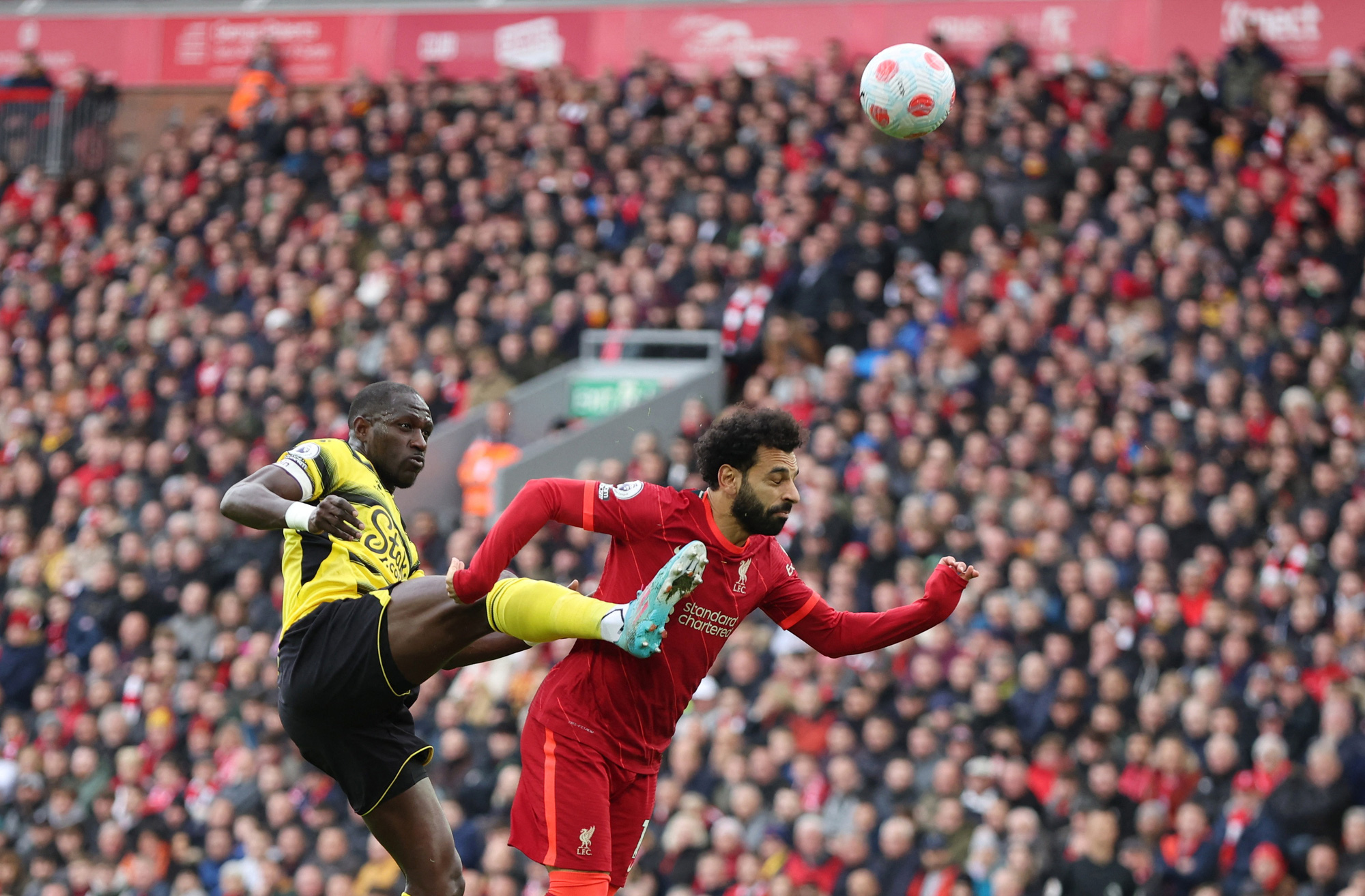 Thắng nh&agrave;n nh&atilde; Watford, Liverpool chiếm ng&ocirc;i đầu Ngoại hạng Anh - Ảnh 1.