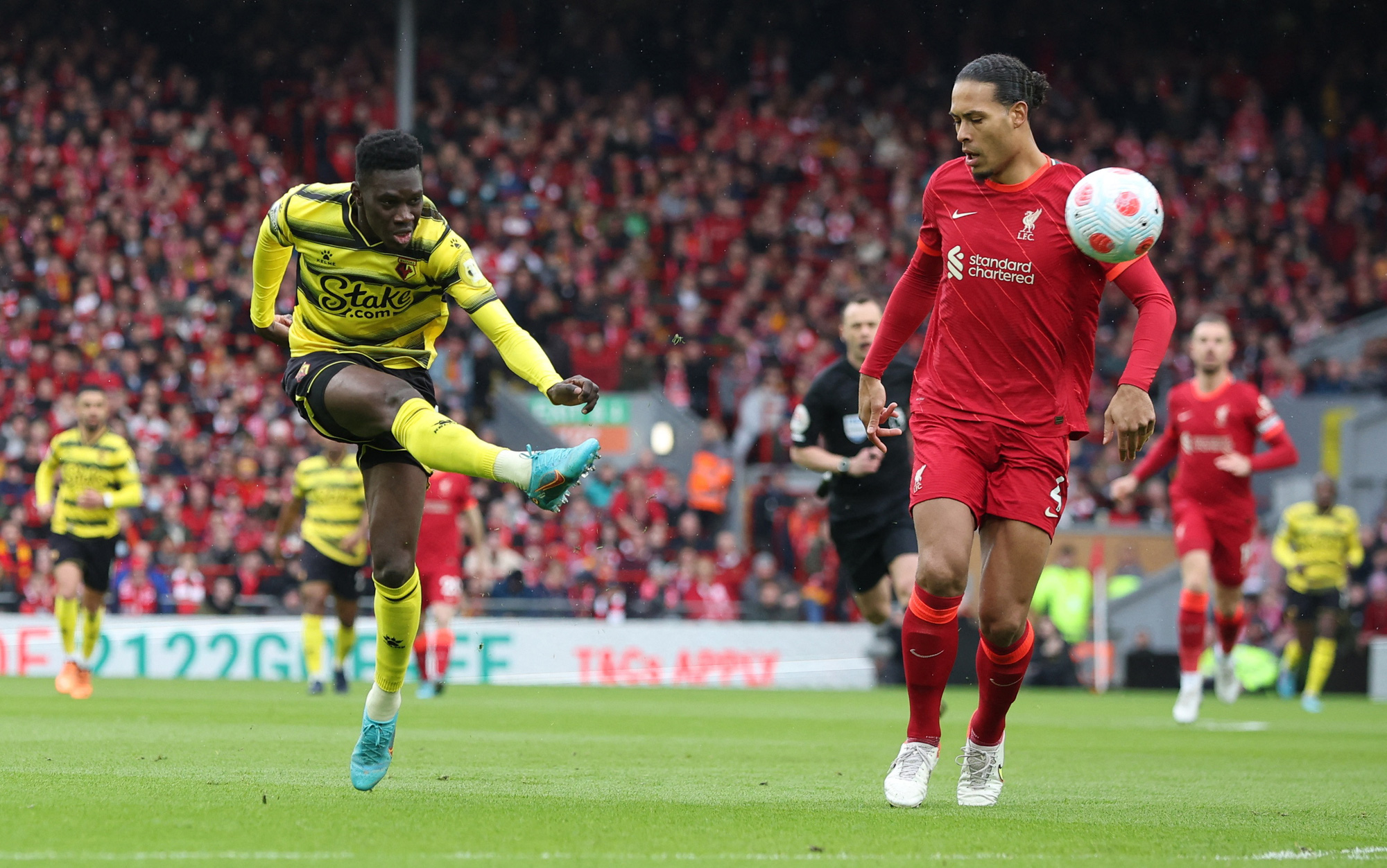 Thắng nh&agrave;n nh&atilde; Watford, Liverpool chiếm ng&ocirc;i đầu Ngoại hạng Anh - Ảnh 2.
