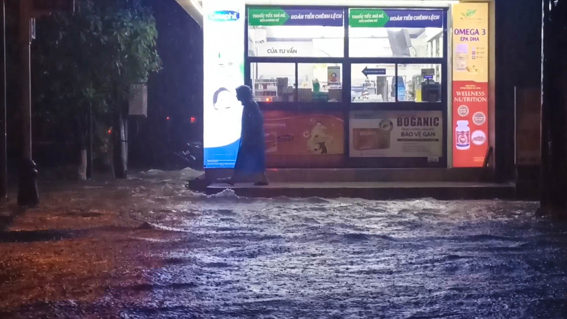 Chùm ảnh: Mưa trái mùa khiến đường phố ngập sâu, du khách lội nước rời ga Đà Nẵng - Ảnh 4.