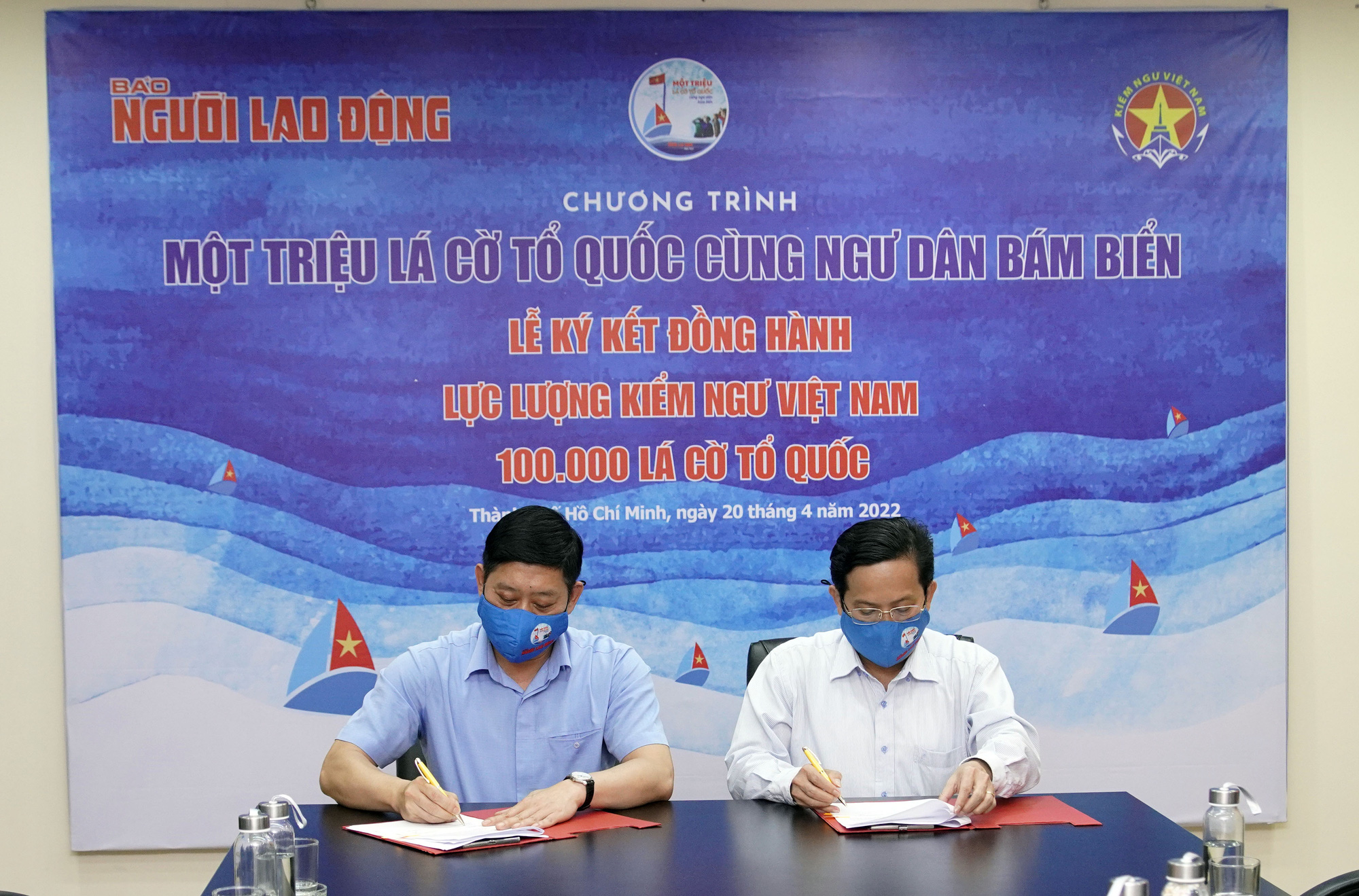Trao tặng 100.000 l&aacute; cờ Tổ quốc cho Cục Kiểm ngư Việt Nam - Ảnh 2.