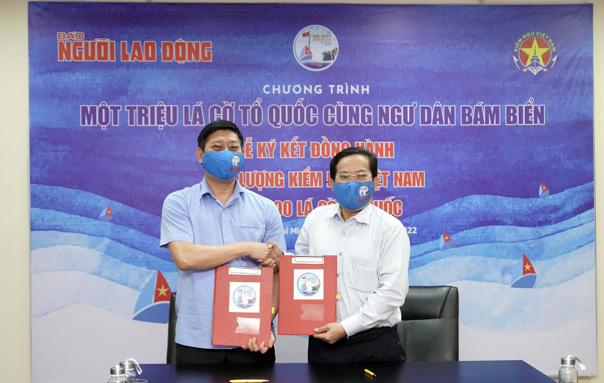 Trao tặng 100.000 l&aacute; cờ Tổ quốc cho Cục Kiểm ngư Việt Nam - Ảnh 6.