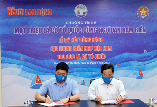 Trao tặng 100.000 lá cờ Tổ quốc cho lực lượng kiểm ngư