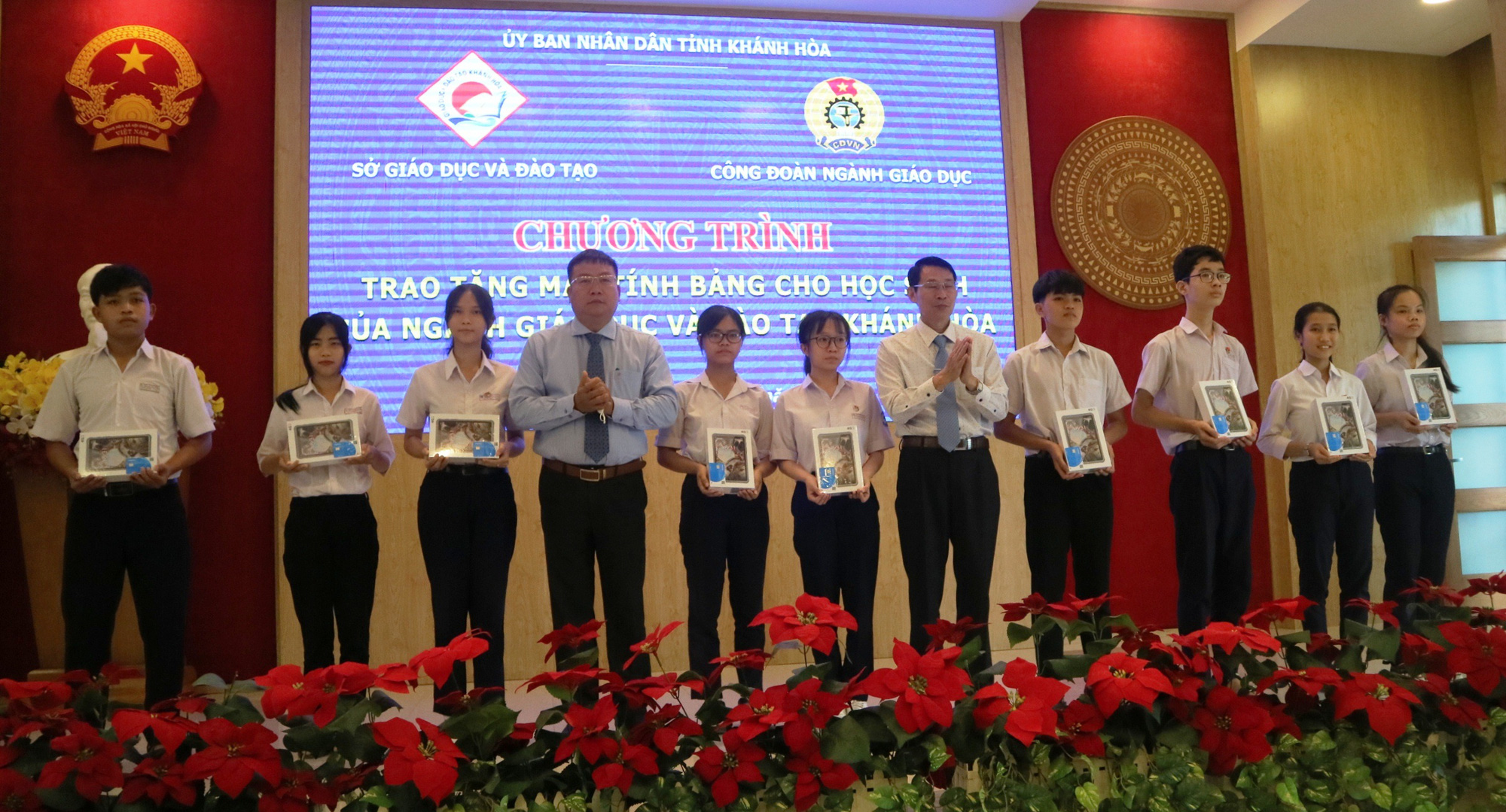 Kh&aacute;nh H&ograve;a: Tặng 1.000 m&aacute;y t&iacute;nh bảng cho học sinh - Ảnh 1.