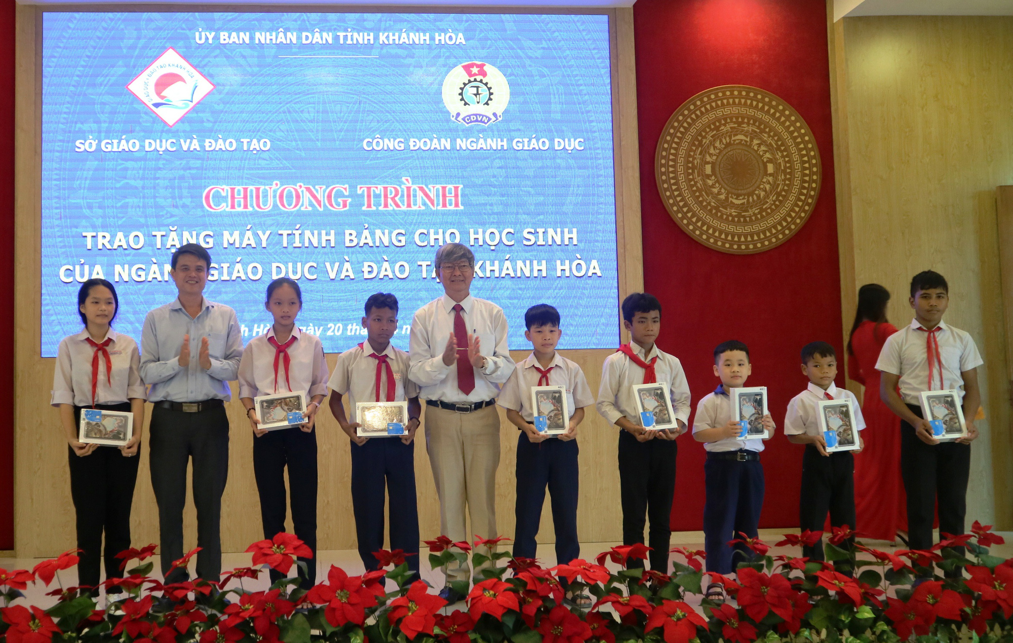 Kh&aacute;nh H&ograve;a: Tặng 1.000 m&aacute;y t&iacute;nh bảng cho học sinh - Ảnh 2.