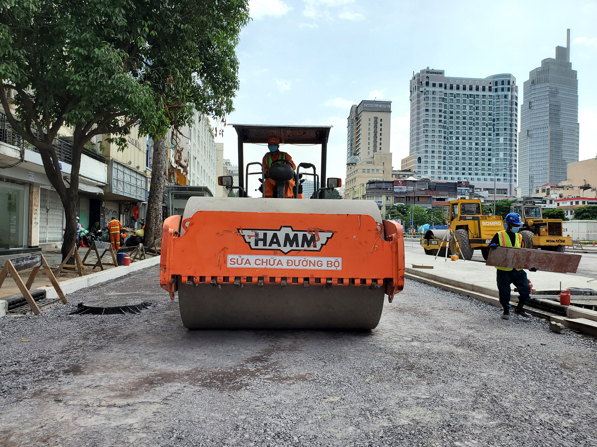 TP HCM: Metro số 1 gấp rút hoàn trả mặt bằng đường Lê Lợi dịp lễ 30-4 - Ảnh 2.