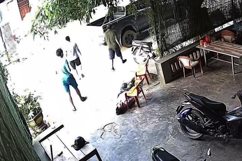 Vụ chủ nh&agrave; bất ngờ bị 2 người đ&agrave;n &ocirc;ng đ&aacute; li&ecirc;n tiếp v&agrave;o đầu: Triệu tập 2 người - Ảnh 2.