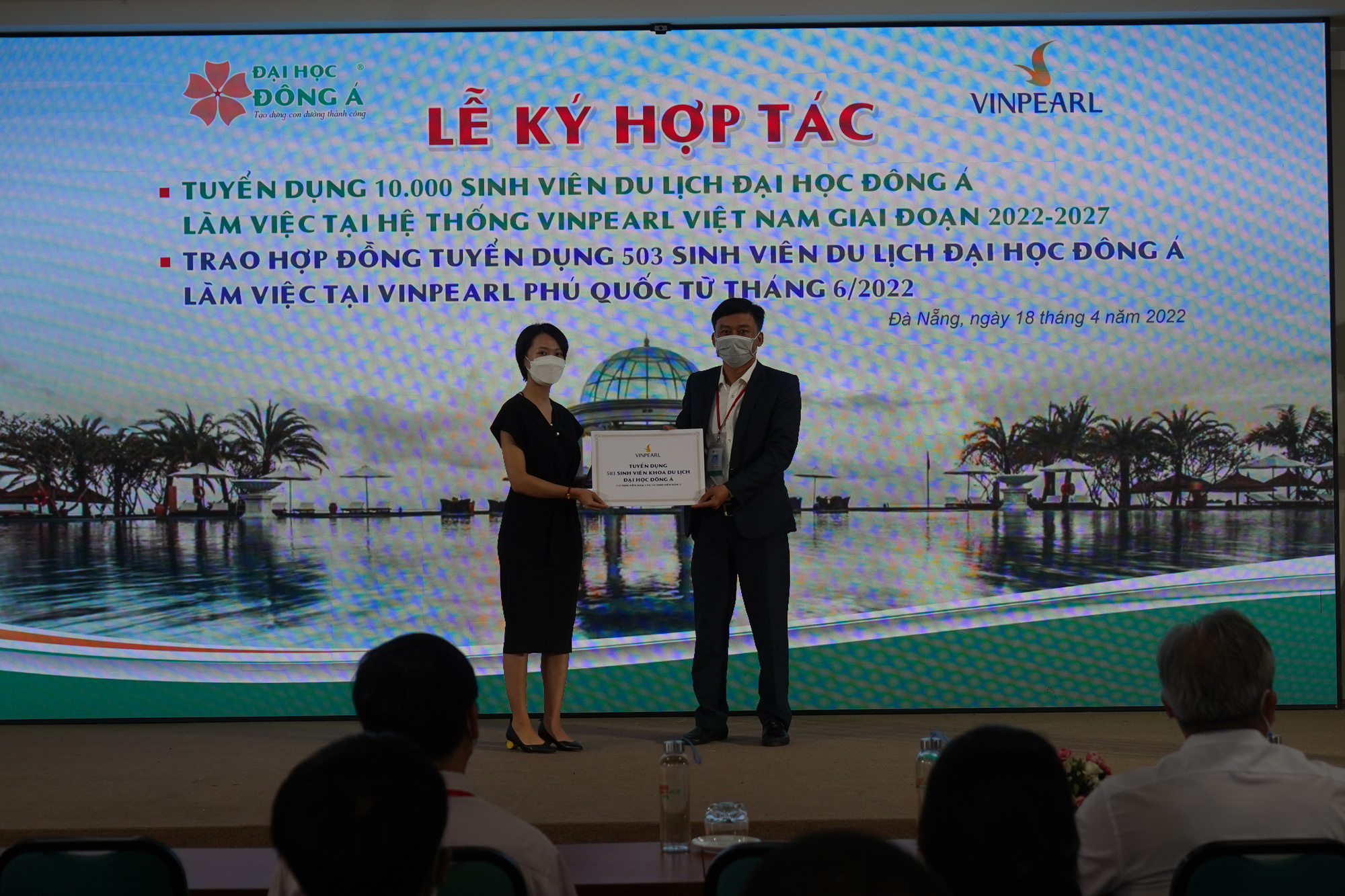 K&yacute; kết hợp t&aacute;c tuyển dụng 10.000 sinh vi&ecirc;n du lịch Trường ĐH Đ&ocirc;ng &Aacute; l&agrave;m việc ở Vinpearl - Ảnh 1.