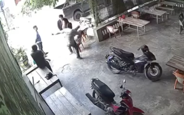 Vụ chủ nhà bất ngờ bị 2 người đàn ông đá liên tiếp vào đầu: Triệu tập 2 người
