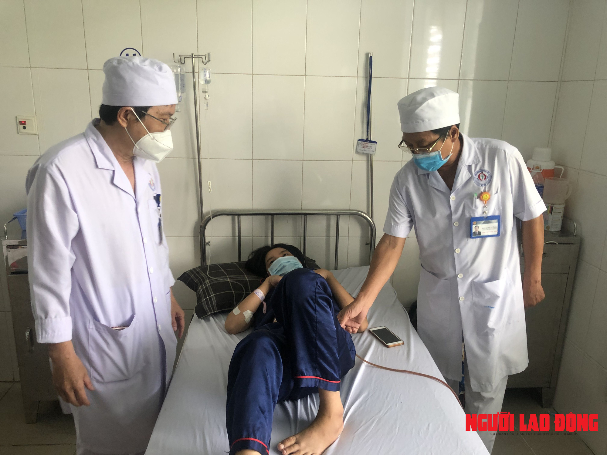Gã cha dượng đánh con riêng của vợ nhập viện ra đầu thú