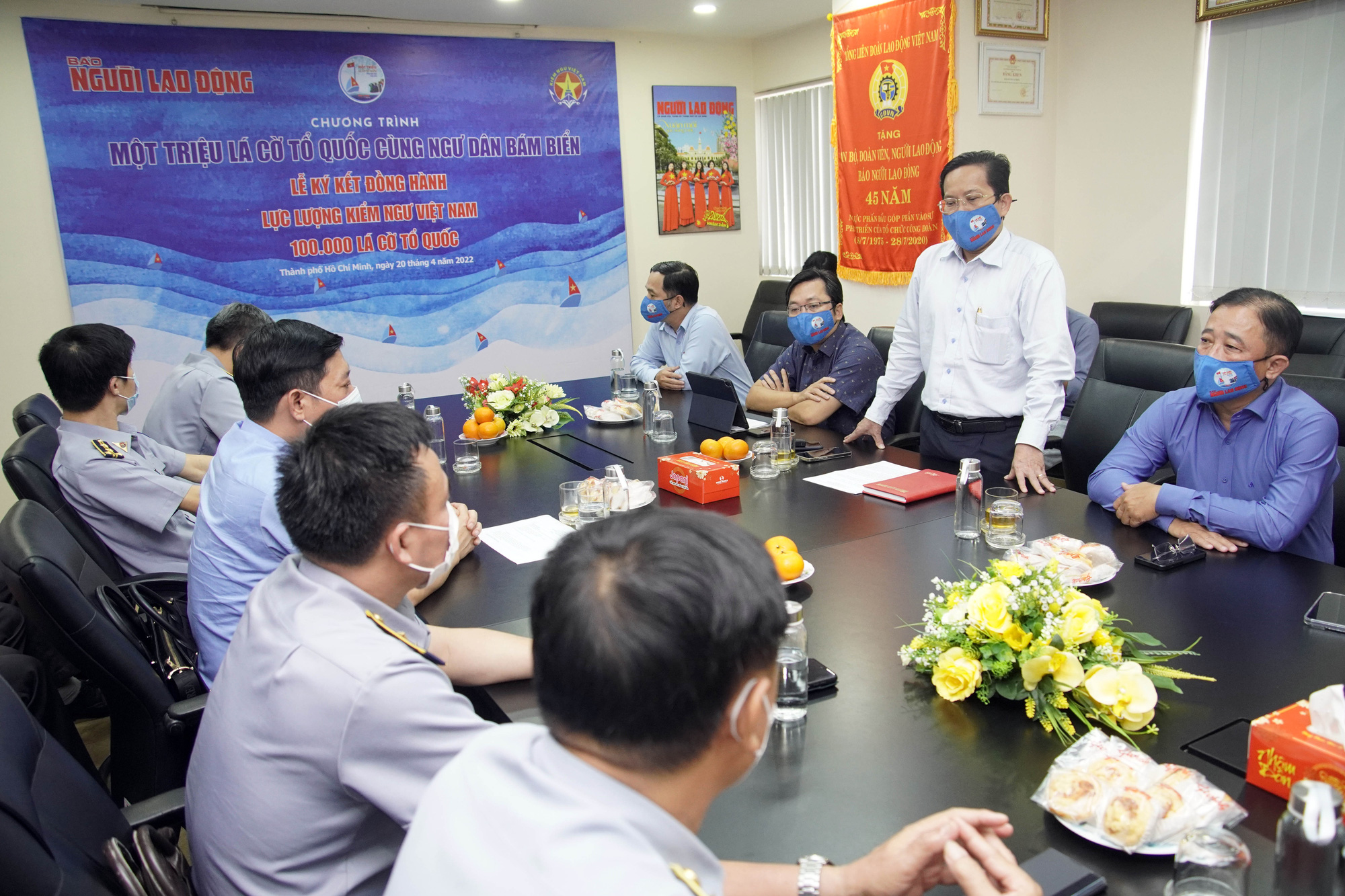 Trao tặng 100.000 l&aacute; cờ Tổ quốc cho Cục Kiểm ngư Việt Nam - Ảnh 1.