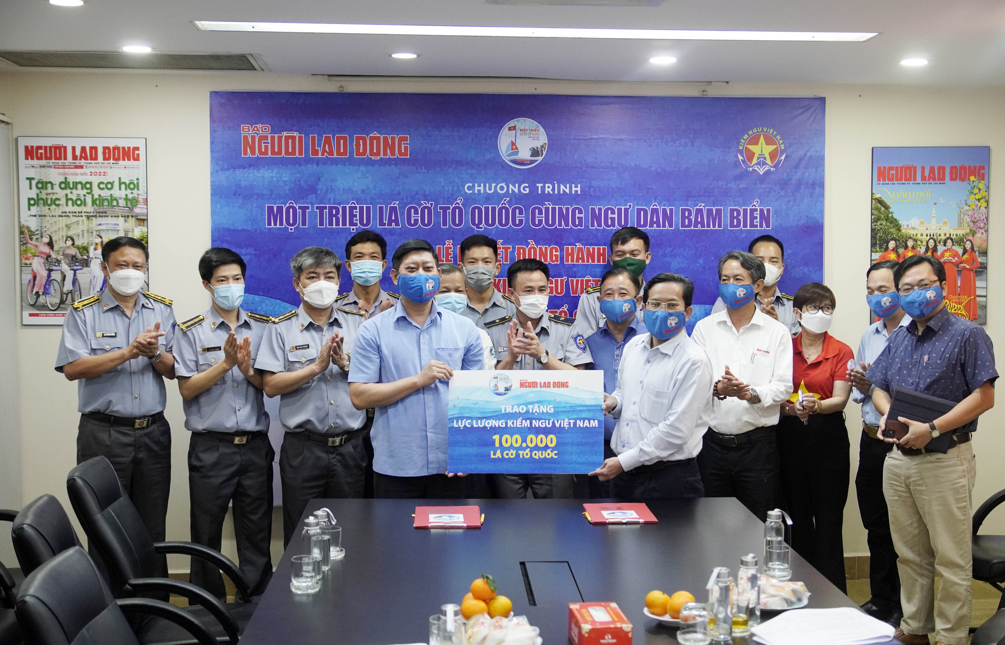 Trao tặng 100.000 l&aacute; cờ Tổ quốc cho Cục Kiểm ngư Việt Nam - Ảnh 3.