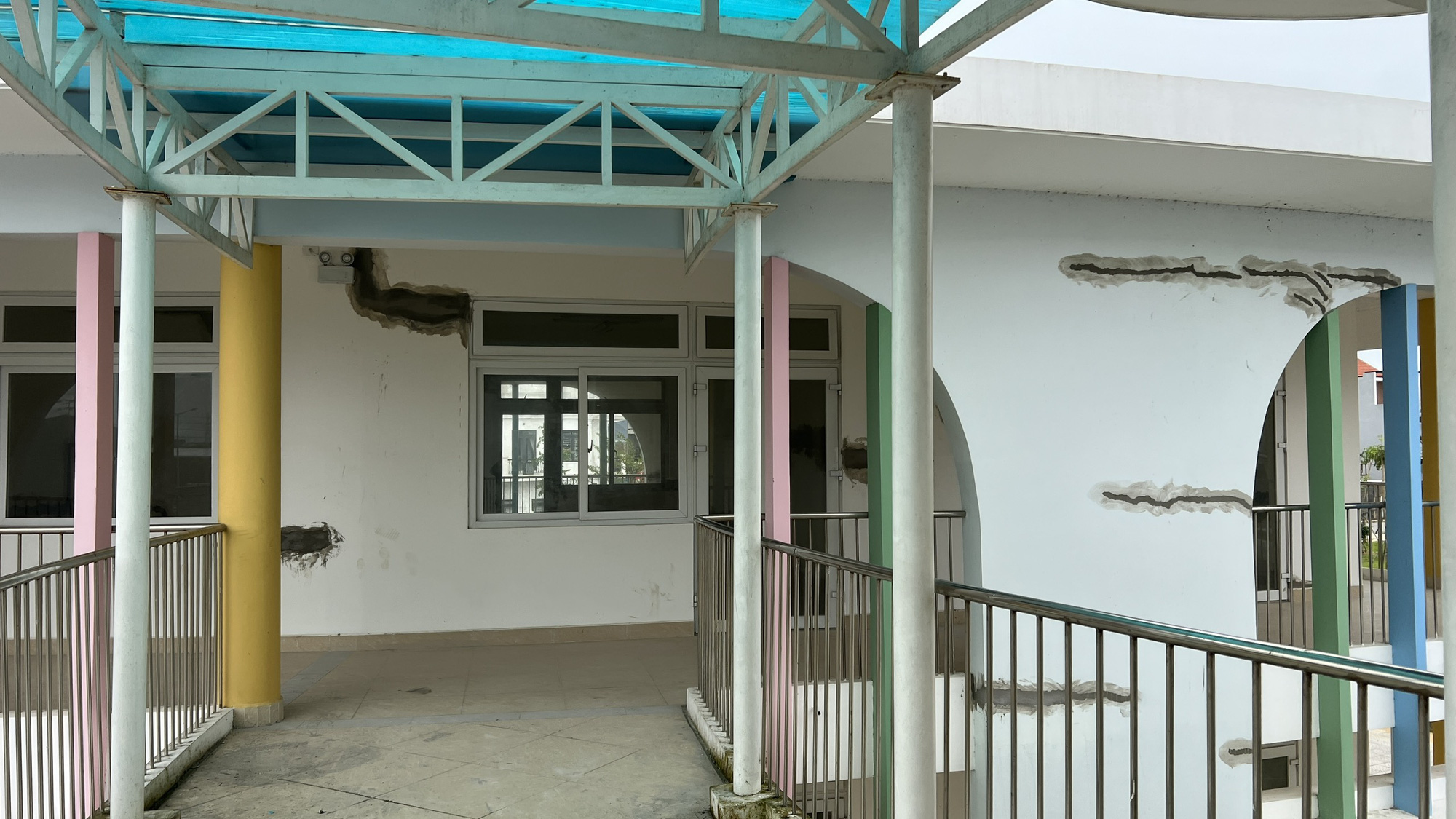 Sau bị lún, trường mầm non mới xây chằng chịt vết thương trên tường - Ảnh 14.