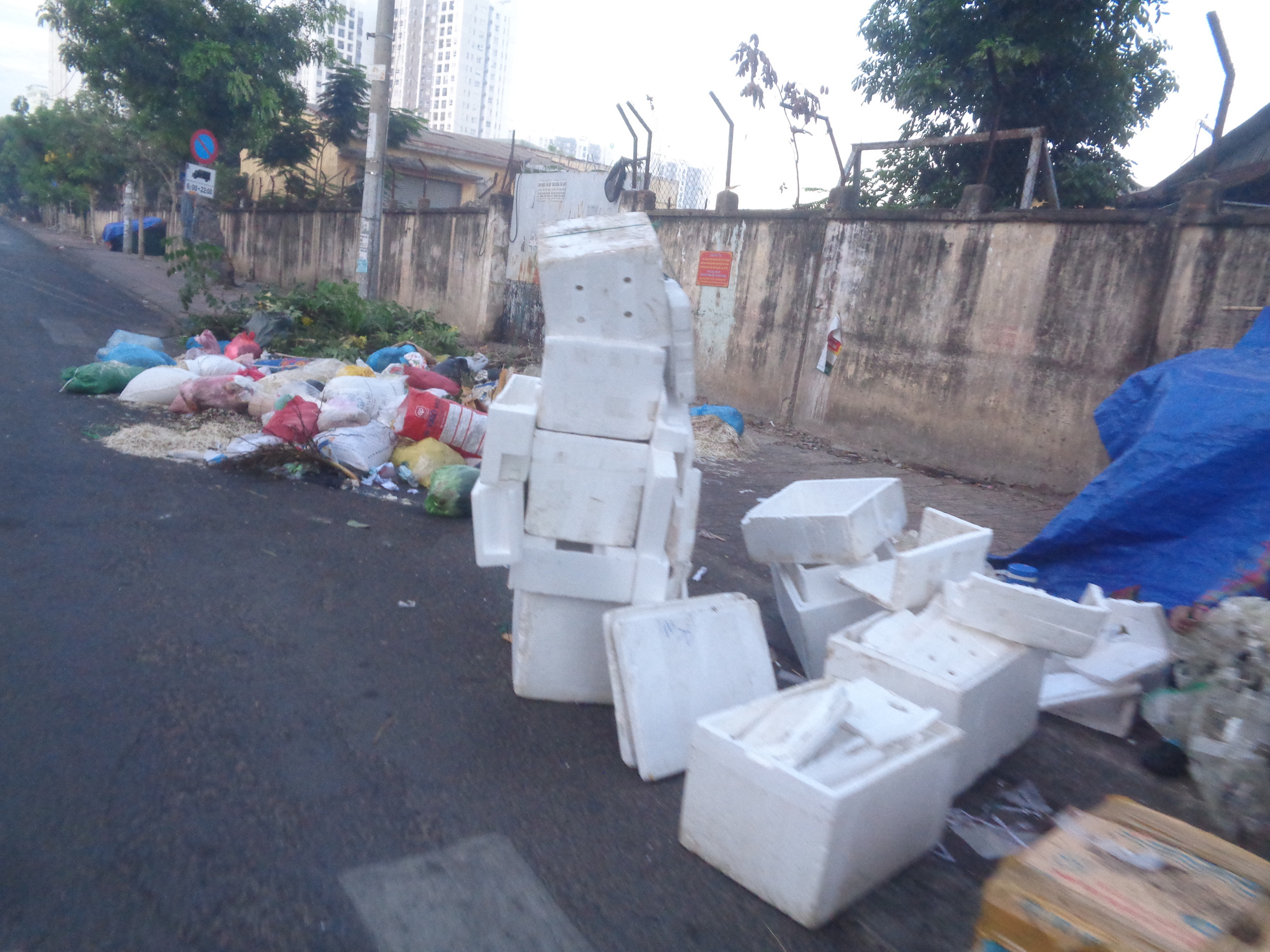 B&atilde;i r&aacute;c giữa đường - Ảnh 1.