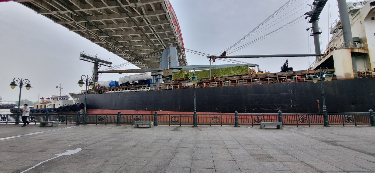T&agrave;u biển 12.000 DWT su&yacute;t va v&agrave;o c&acirc;y cầu hiện đại nhất Hải Ph&ograve;ng - Ảnh 2.