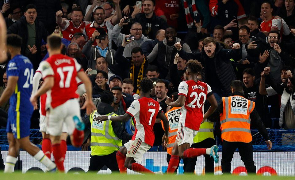 Man City trở lại ngôi đầu Ngoại hạng Anh, Arsenal thắng vùi dập Chelsea