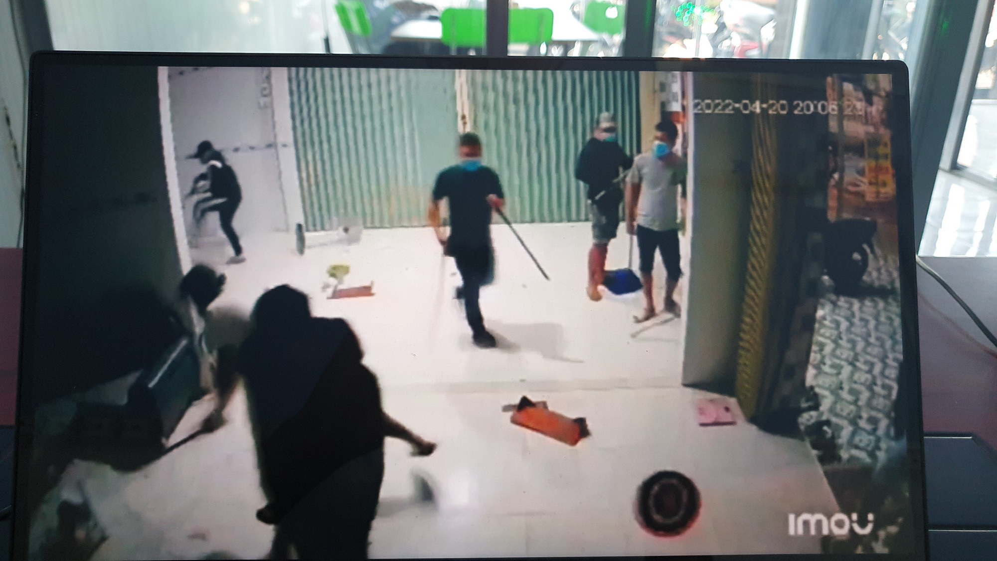 CLIP: Điều tra vụ nh&oacute;m c&ocirc;n đồ hung h&atilde;n đập ph&aacute; nh&agrave; d&acirc;n - Ảnh 4.